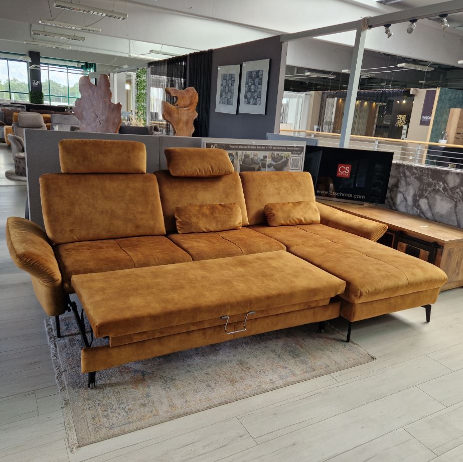 Lazy sarokgarnitúra 280x179 cm, Amira Gold (D) szövet, magas fekete fém lábbal, motoros ülésmélységállítással, fej -és kartámla funkciókkal, 2 db vesepárnával