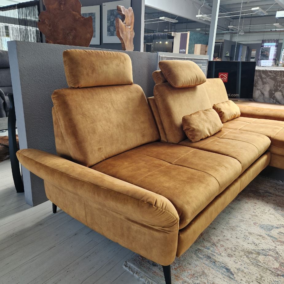 Lazy sarokgarnitúra 280x179 cm, Amira Gold (D) szövet, magas fekete fém lábbal, motoros ülésmélységállítással, fej -és kartámla funkciókkal, 2 db vesepárnával