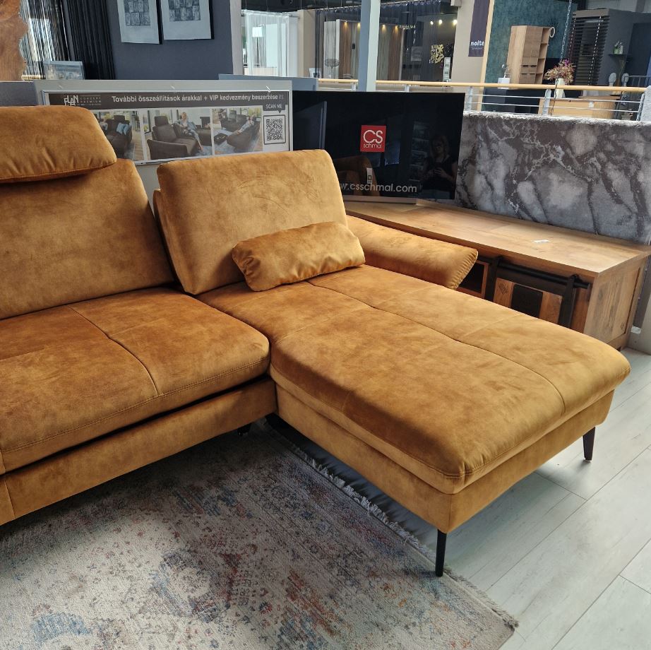 Lazy sarokgarnitúra 280x179 cm, Amira Gold (D) szövet, magas fekete fém lábbal, motoros ülésmélységállítással, fej -és kartámla funkciókkal, 2 db vesepárnával