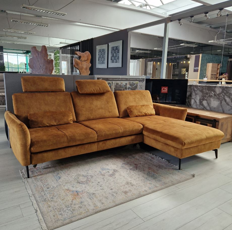 Lazy sarokgarnitúra 280x179 cm, Amira Gold (D) szövet, magas fekete fém lábbal, motoros ülésmélységállítással, fej -és kartámla funkciókkal, 2 db vesepárnával