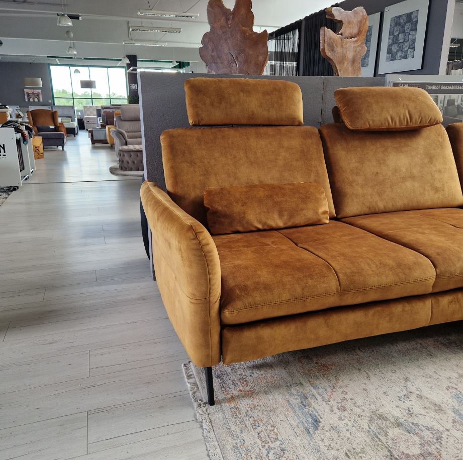 Lazy sarokgarnitúra 280x179 cm, Amira Gold (D) szövet, magas fekete fém lábbal, motoros ülésmélységállítással, fej -és kartámla funkciókkal, 2 db vesepárnával