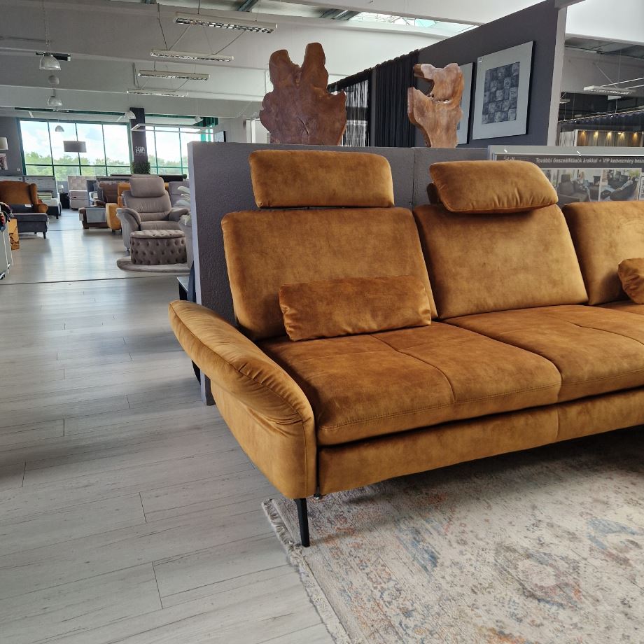 Lazy sarokgarnitúra 280x179 cm, Amira Gold (D) szövet, magas fekete fém lábbal, motoros ülésmélységállítással, fej -és kartámla funkciókkal, 2 db vesepárnával
