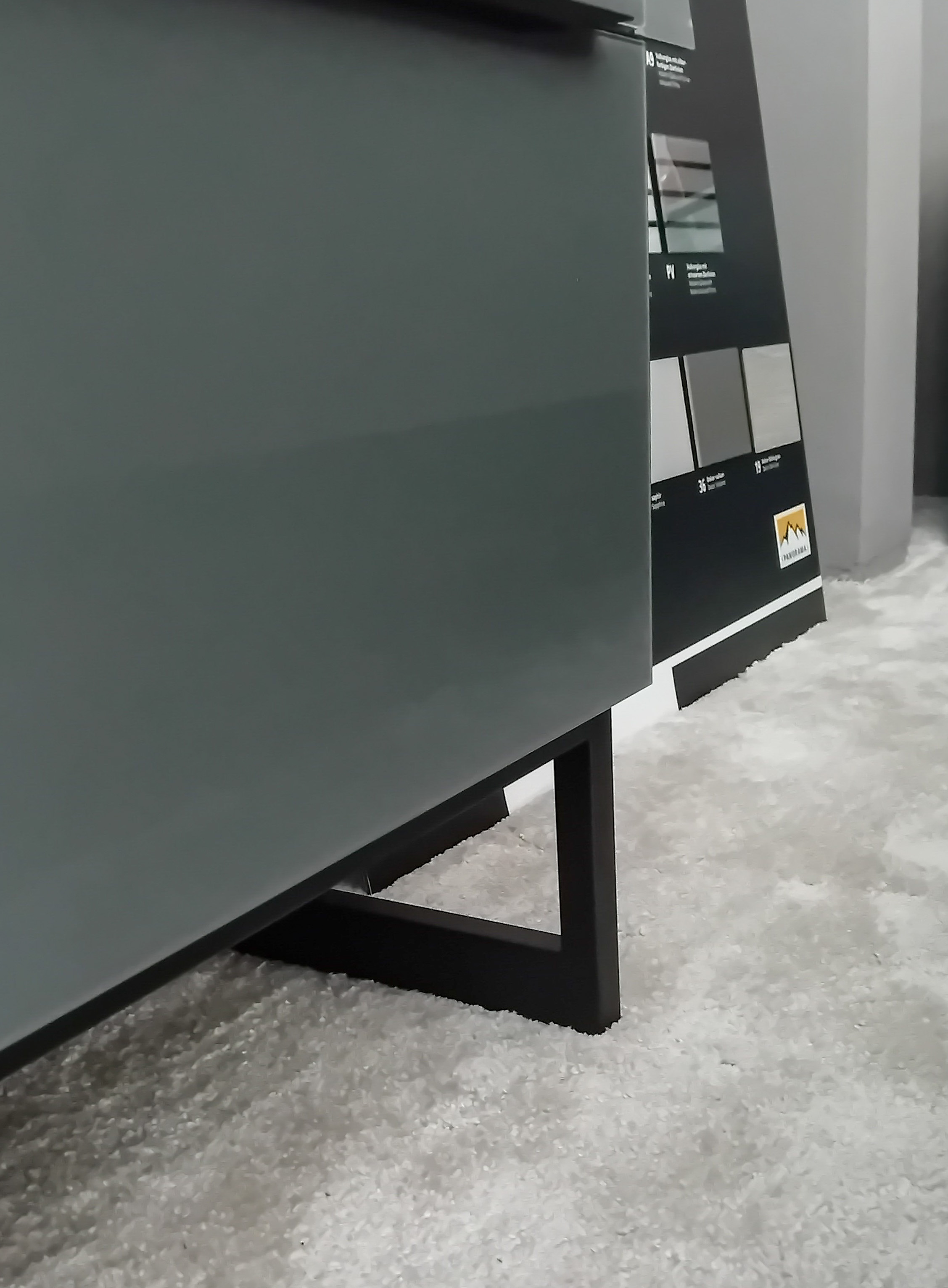 Sonate Prato 3 fiókos komód, szürketölgy-vulkán üveg-fekete fogó-fekete szánkóláb, 80x91x40 cm"k"