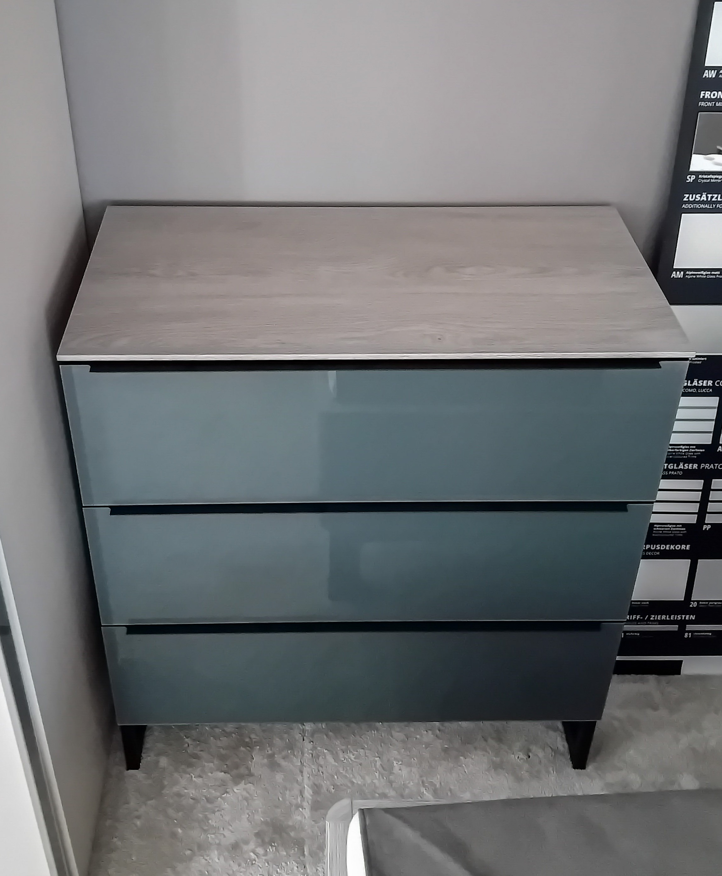 Sonate Prato 3 fiókos komód, szürketölgy-vulkán üveg-fekete fogó-fekete szánkóláb, 80x91x40 cm"k"