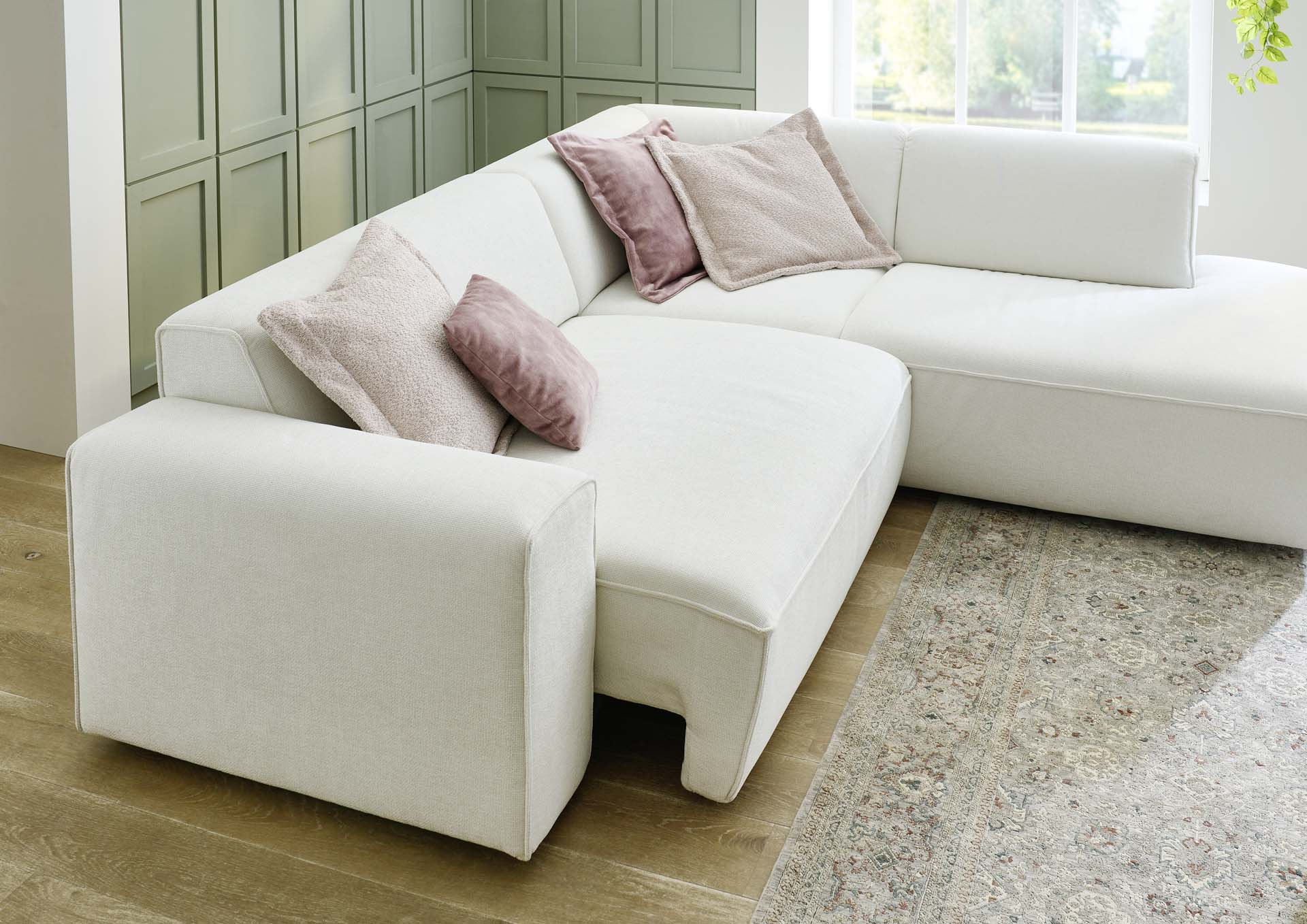 Marcus sarokgarnitúra, motoros kihúzható üléssel, Cody natúr, 1 db hengeres hátpárna + 5 db díszpárnával, 254x227 cm