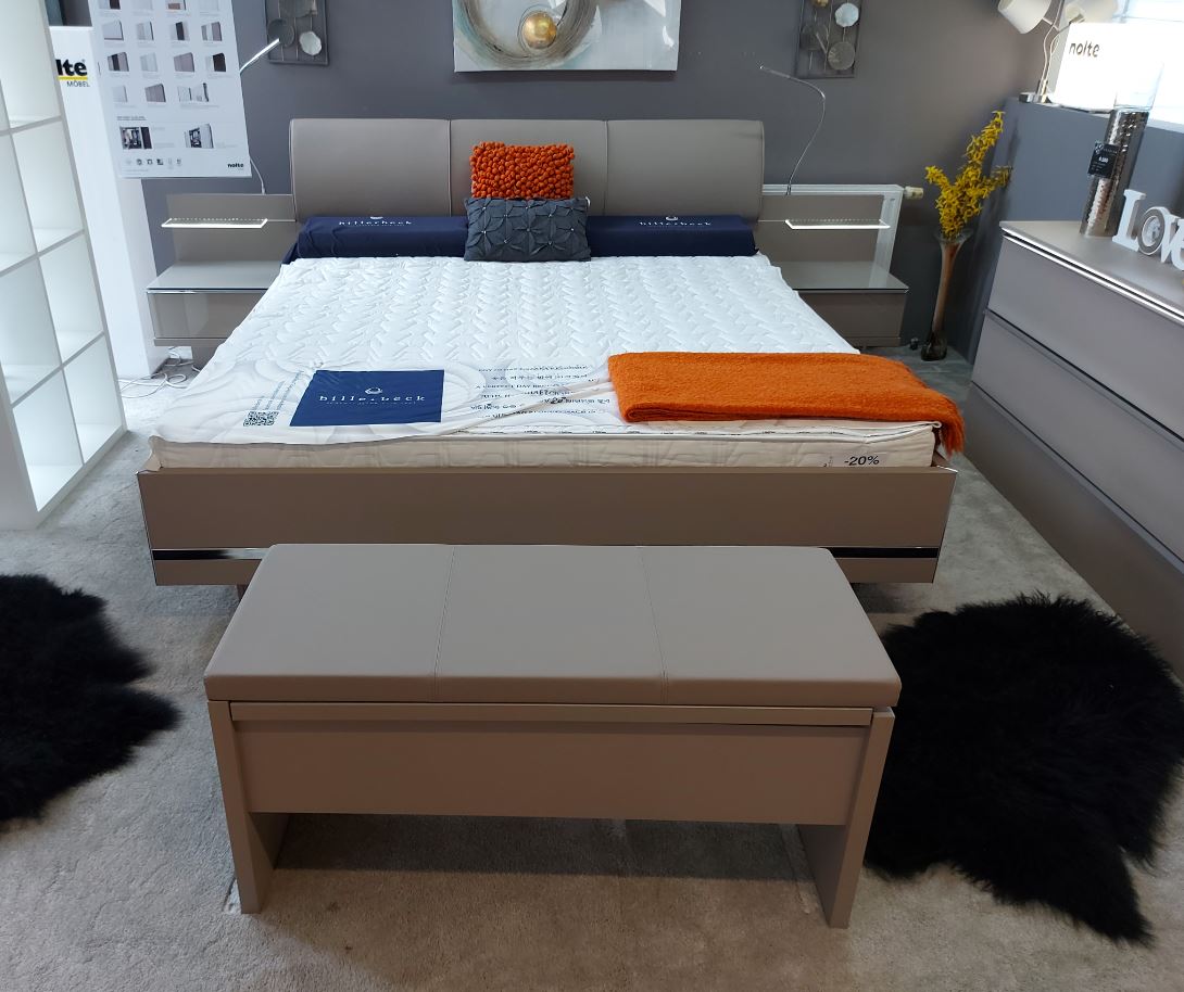 Nolte Concept Me 500 ágy szett 180x200 cm, éjjelivel, ágyneműtartóval , Terra matt / Fango üveg / Fango textilbőr