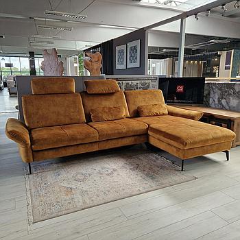Lazy sarokgarnitúra 280x179 cm, Amira Gold (D) szövet, magas fekete fém lábbal, motoros ülésmélységállítással, fej -és kartámla funkciókkal, 2 db vesepárnával